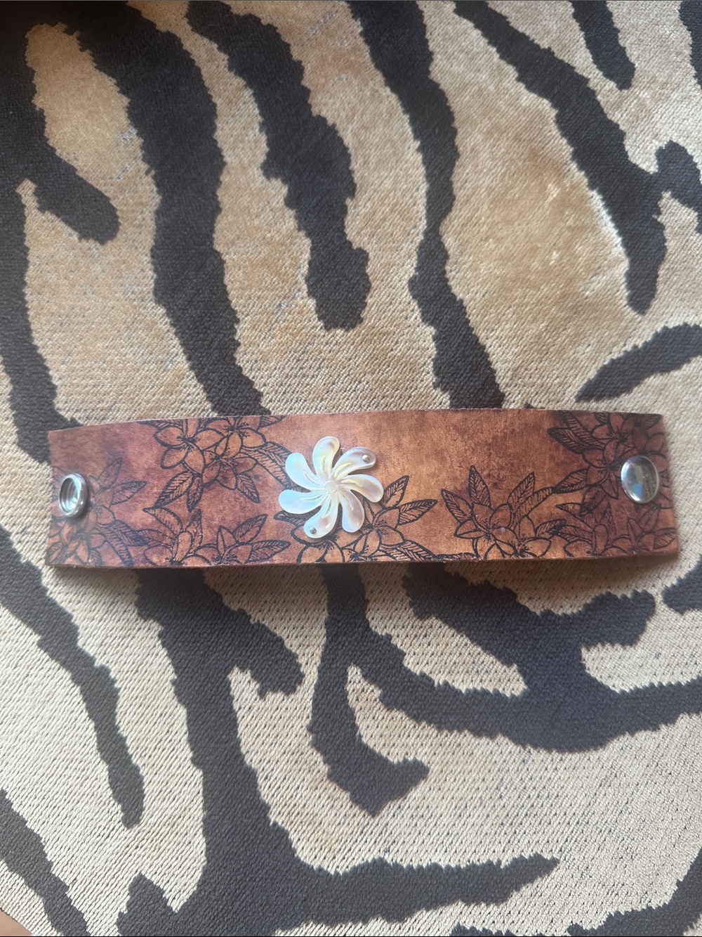 HAWAIIAN Handcrafted Brown Floral Leather Bracelet with Mother-of-Pearl Flower